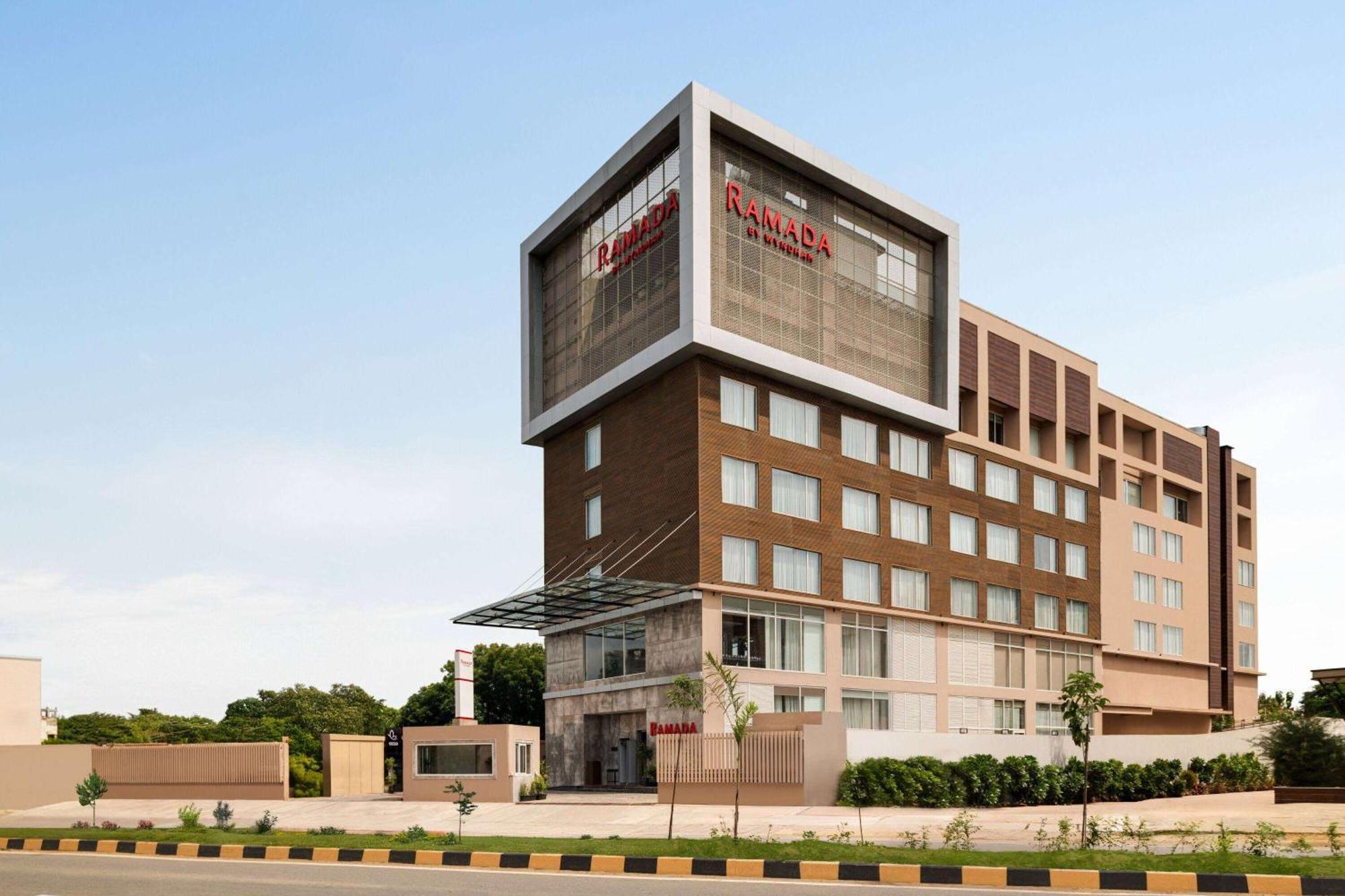 Готель Ramada By Wyndham Gorakhpur Gorakhnath Mandir Road Екстер'єр фото