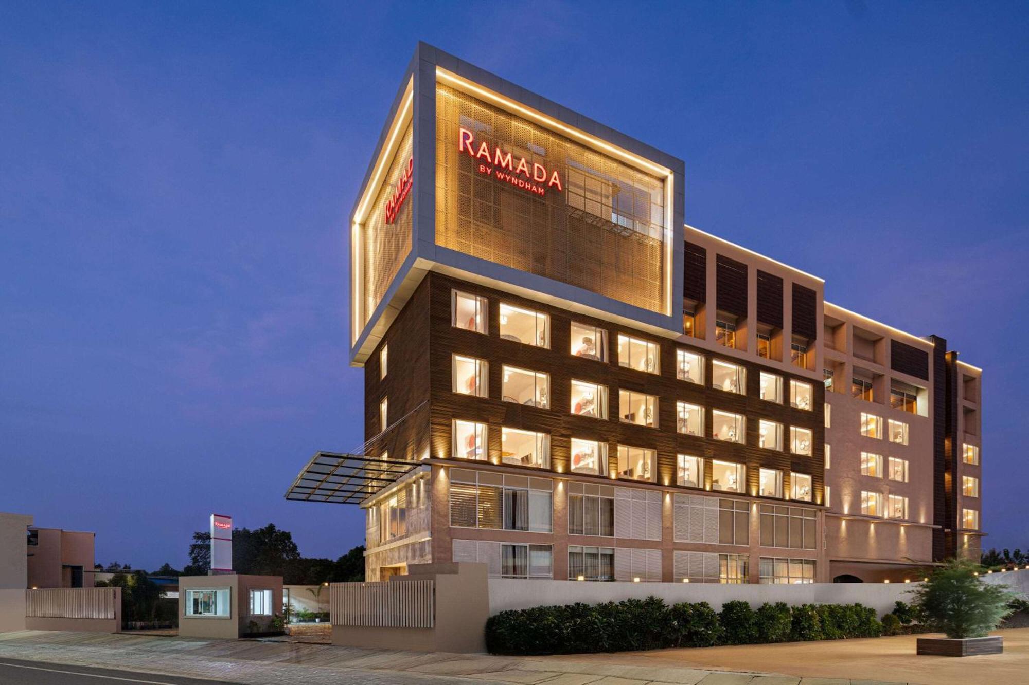 Готель Ramada By Wyndham Gorakhpur Gorakhnath Mandir Road Екстер'єр фото