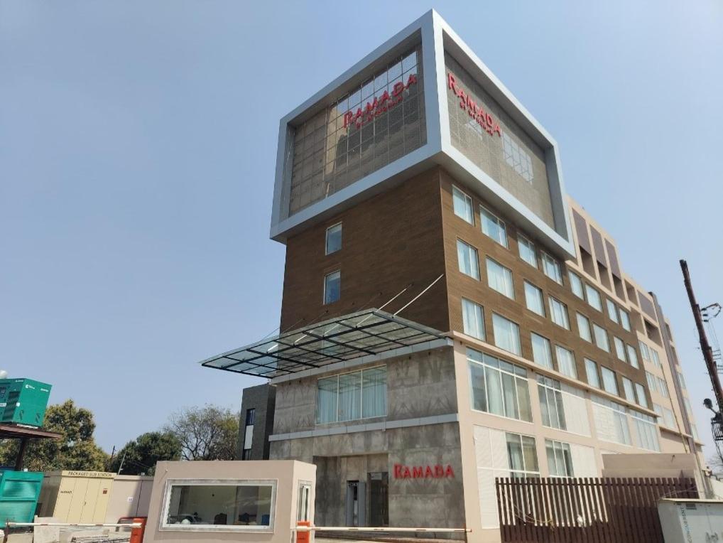 Готель Ramada By Wyndham Gorakhpur Gorakhnath Mandir Road Екстер'єр фото